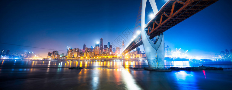 重庆之夜的桥梁水城图片