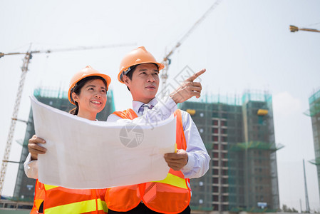 在硬干检查建筑工地的图片