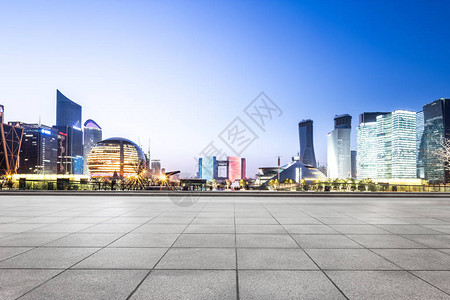 杭州市景和天际线从黄昏的砖地板上图片