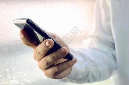 一个商人使用手机的照片背景图片