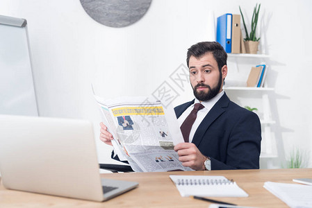 在办公室工作单位阅读报纸的情感商人肖像画图片