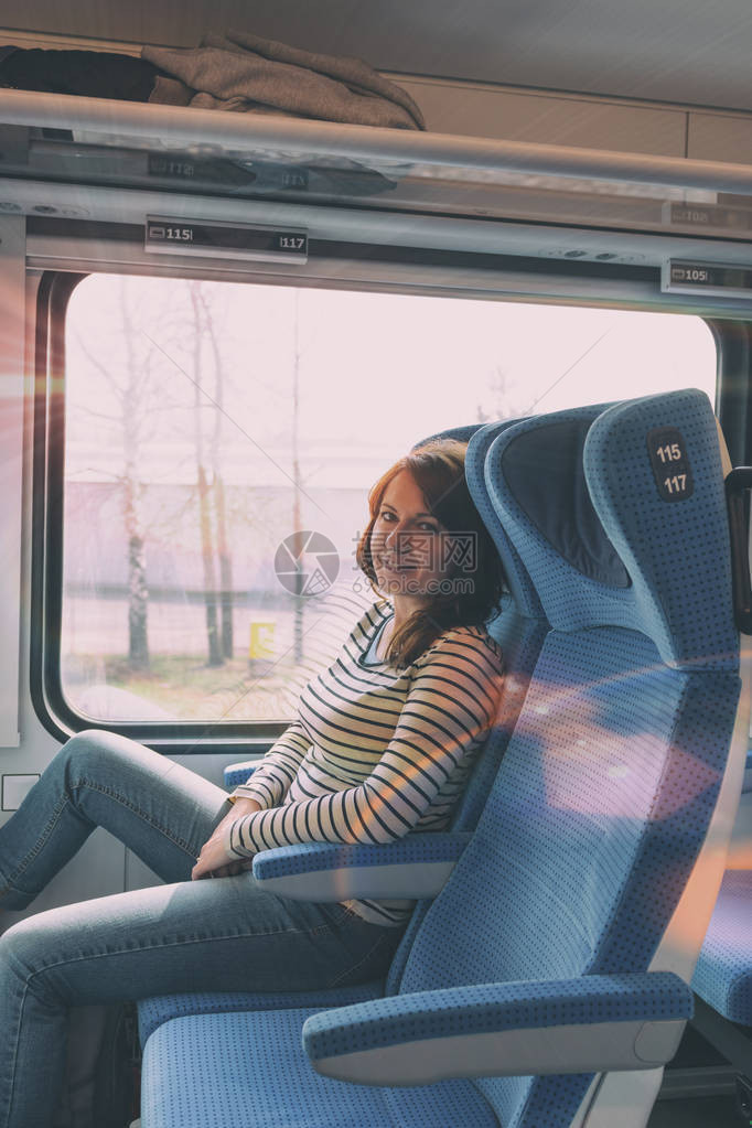 白种女人乘火车在窗椅上图片