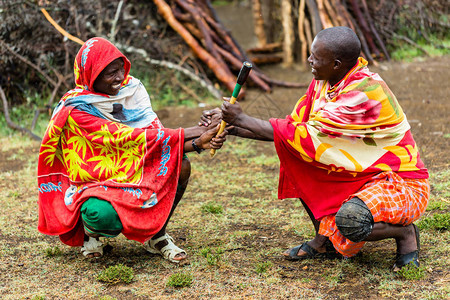 Massai男子握背景图片