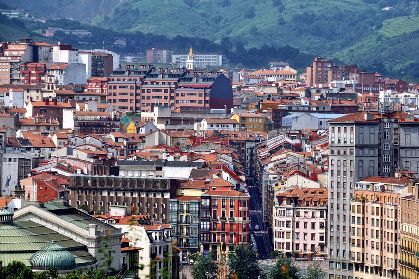 以山为中心西班牙城市区Bilba图片