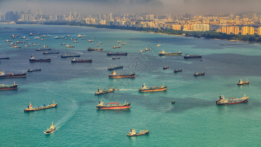 从进入世界上最繁忙的港口之一新加坡的货轮的鸟眼中背景图片