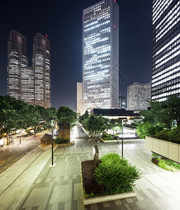 东京市中心现代办公楼晚上在空图片
