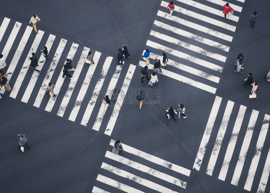 横跨街头行走的人们标志城市商业图片