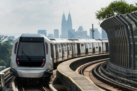 吉隆坡大众捷运MRT火车接近相机捷运系统是马来西亚吉隆坡铁路系统的图片