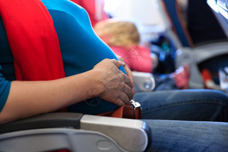 怀孕妇女乘飞机旅行孕妇休假概念图片