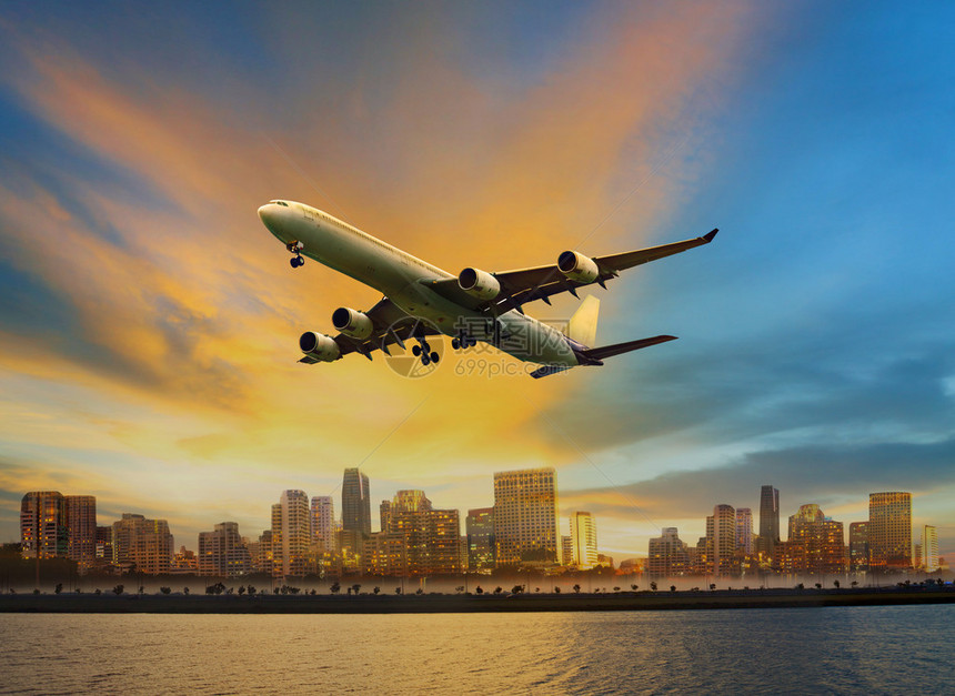 在城市场景上空飞行的客机用于方便航空运输和航空图片
