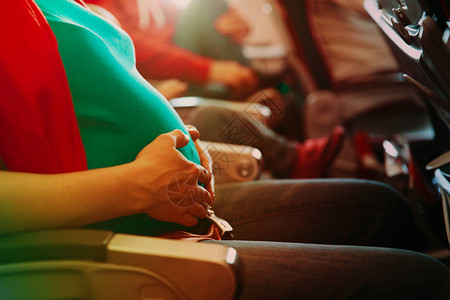 怀孕妇女乘飞机旅图片
