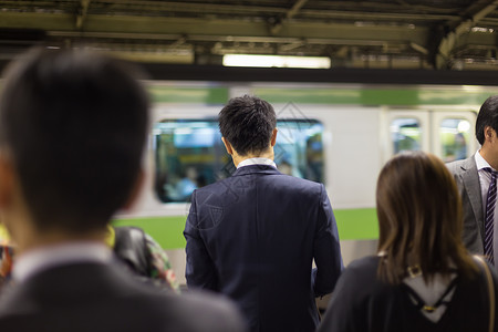 乘东京地铁的乘客图片