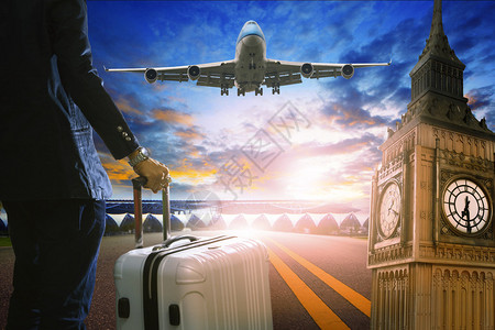 站在机场和客机上的商务人员和行李在美丽的天空中飞越跑道图片