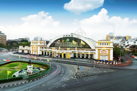 泰国曼谷市华灯红火车背景图片