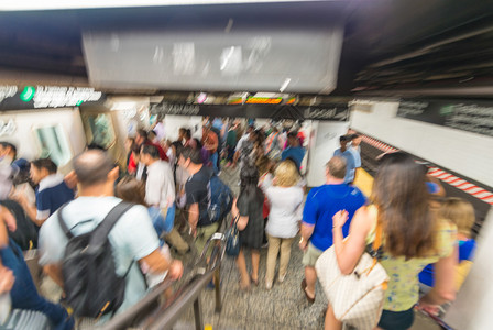 纽约地铁站内移动的人群图片