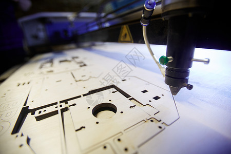 激光雕刻机从胶合板上切割细节图片