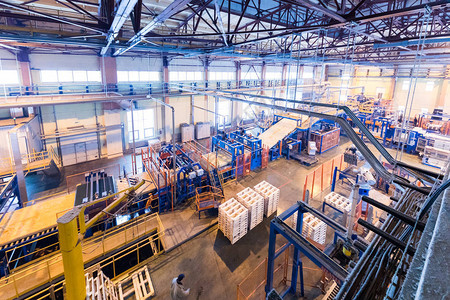 现代工厂生产玻璃纤维重工业机械金属加工车间概念的顶尖视野背景图片