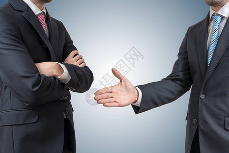 握手拒绝男人拒绝与伸出手的商人握手图片