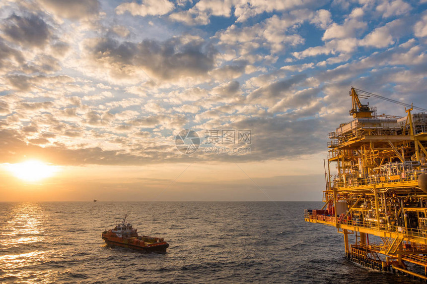 海上石油和天然气加工平台图片
