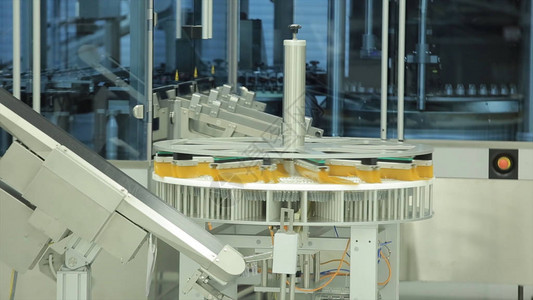 制药业工厂有玻璃瓶安瓿的生产线机器输送机工厂中的片剂或胶囊计数机图片
