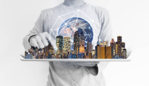 一名男子使用数字平板电脑与现代建筑和全球网络连通技术全息图图片
