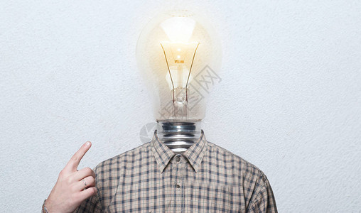穿着衬衫的男人用灯泡代替头部高清图片