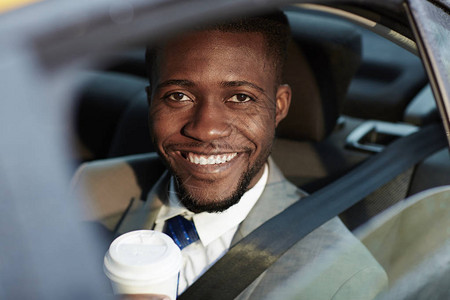 自信的非洲裔美国商人坐在汽车后座上的肖像图片