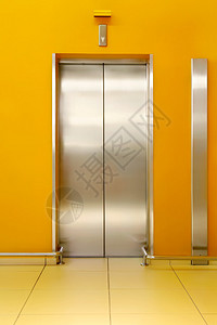 光亮的电梯门和周围橙图片