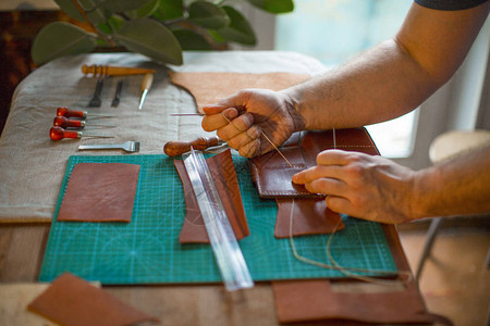 手工皮革人用紫色天然皮革制作工艺钱包图片
