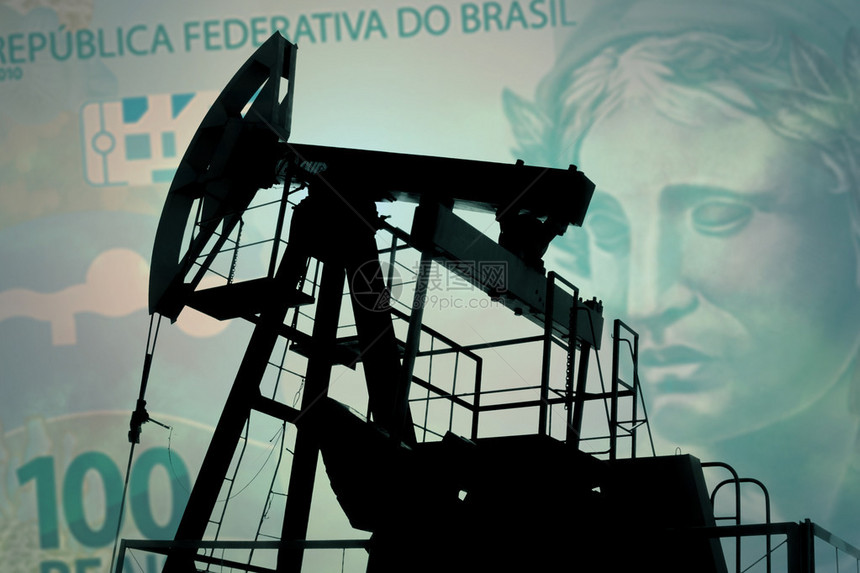 背景为巴西钞票的油泵黑色sillouethe图片