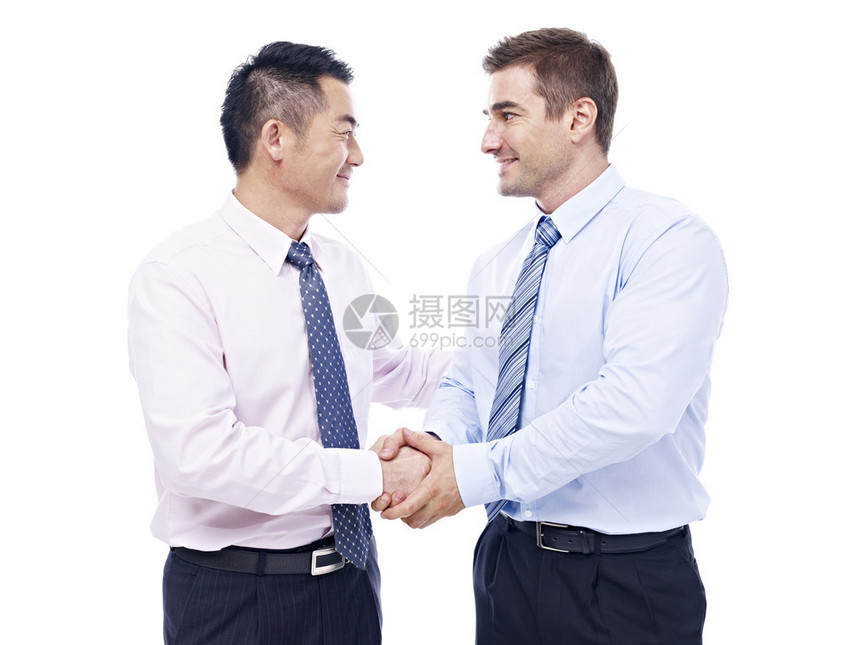 亚裔和高加索商人用手握看着对方在白色背图片
