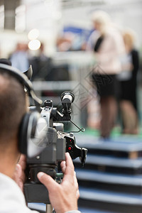 摄影机录音记者招待会在讲台上的图片