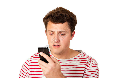 一个哭泣的男人在他的手机上阅读一条短信带有坏消息的短信孤立在白色背图片