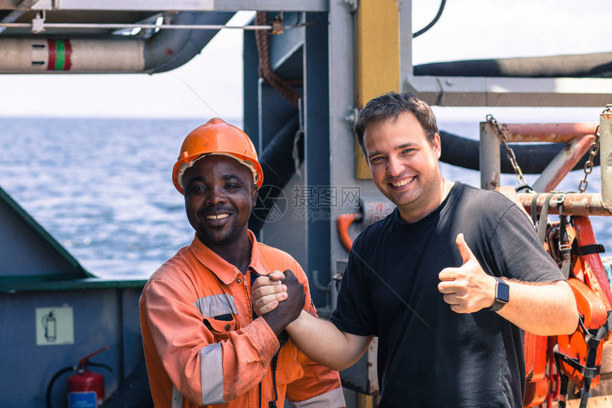 船舶船舶上的友谊非洲海员和欧洲大副在甲板图片