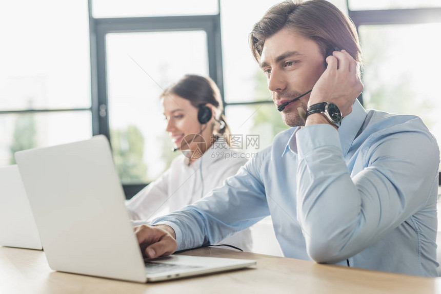 男女呼叫中心经理在现代办公室共同工作图片