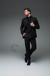 穿黑色西装的年轻时尚男图片