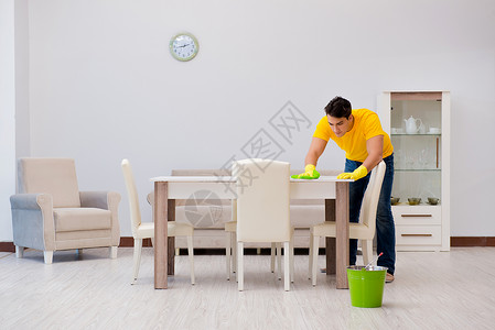 男人帮妻子打扫房子图片