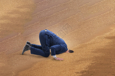 商人躲在沙子里躲避问题图片