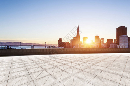 从空荡的砖地上看旧金山的城市景观图片