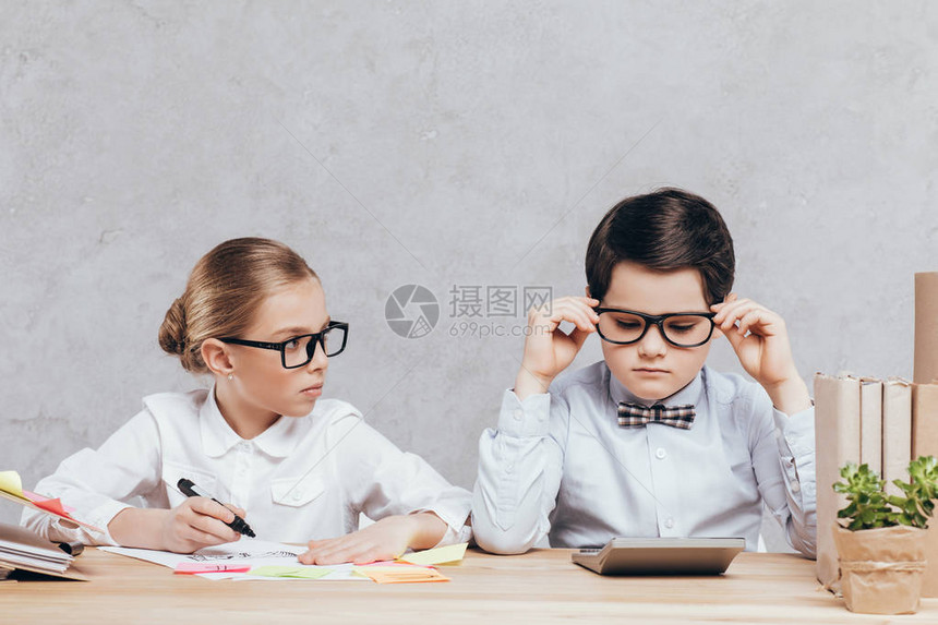 集中儿童在工作场所工作时一起工作的眼镜上图片