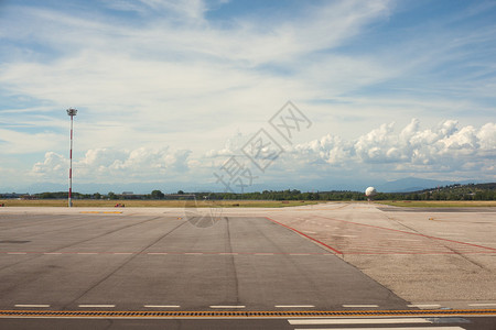 早晨的里雅斯特机场景观背景图片