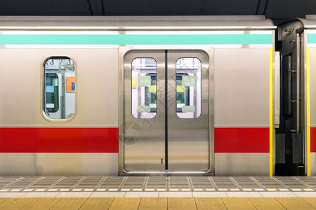 日本东京府的通用地下铁列车高清图片