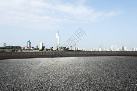 清空沥青路旁的Nanjing高清图片