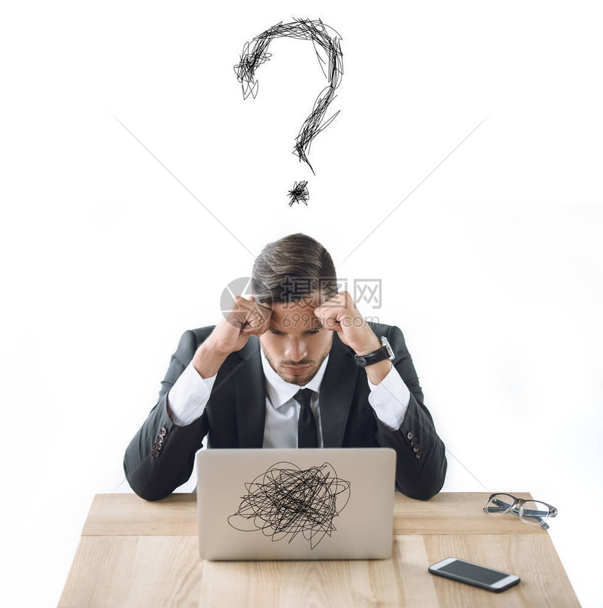 穿着笔记本电脑和智能手机坐在工作场所的疲劳商人肖像图片