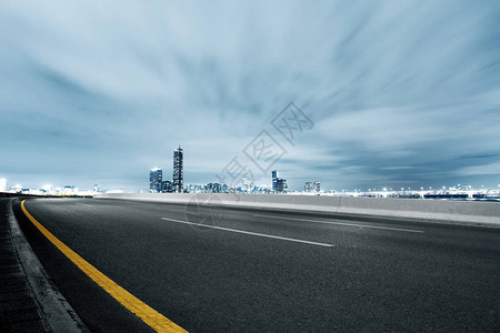 从空旷的道路看现代城市的城市景观图片