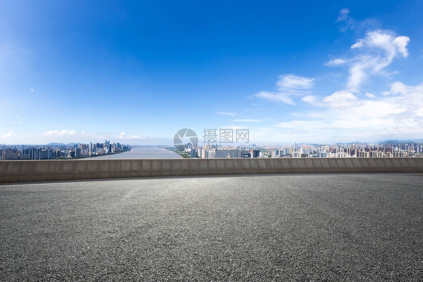 从空荡的柏油路上看杭州新城的市景观图片