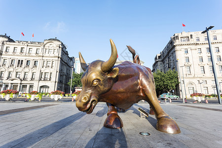 上海现代城市街道上的铜牛雕像背景图片