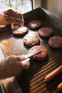 厨师在食品卡车中烤肉做汉堡包的烹饪图片