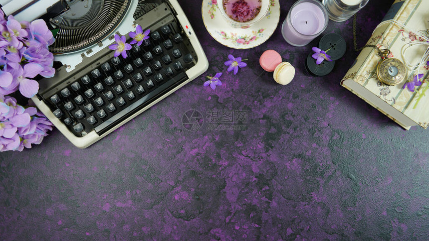 紫色主题复古作家桌面工作区图片