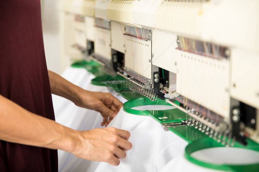关闭一家纺织厂内一名妇女在刺绣机上穿几件衣服图片